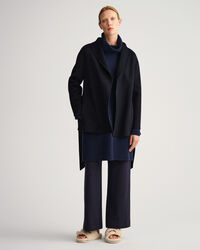 Käsin tikattu bleiseri vyöllä