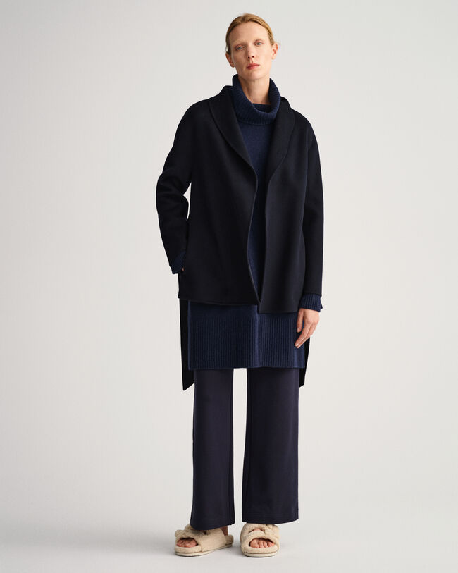 Käsin tikattu bleiseri vyöllä