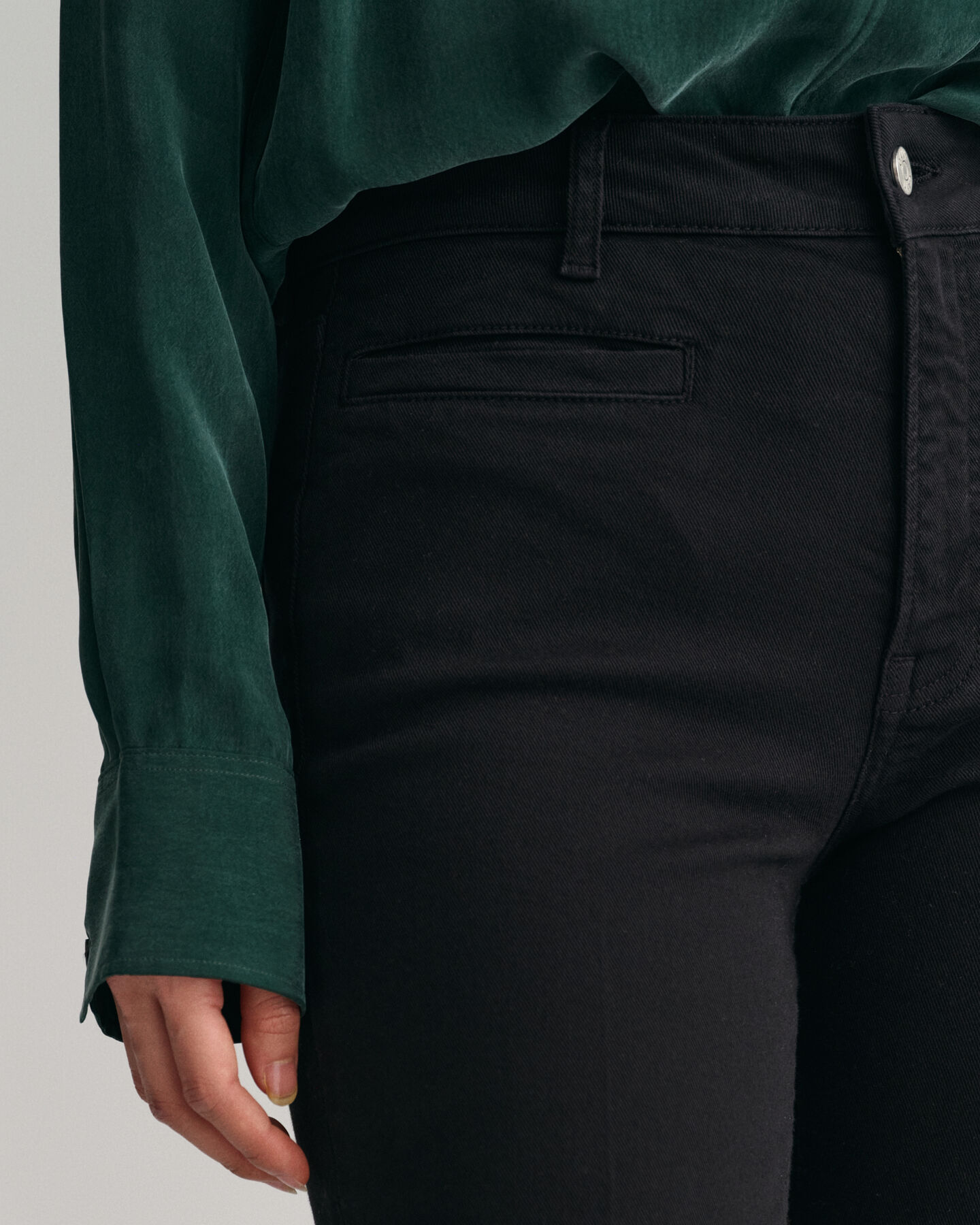 Alaspäin levenevät värifarkut