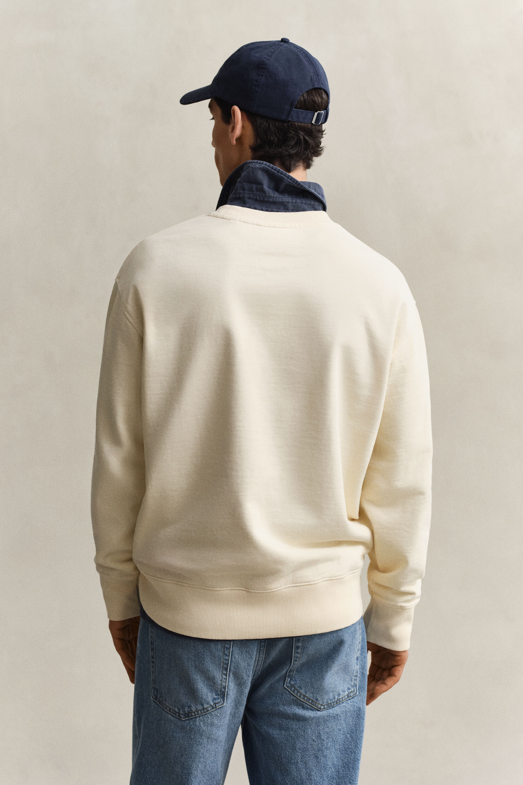 Spray-collegepaita, jossa painatus