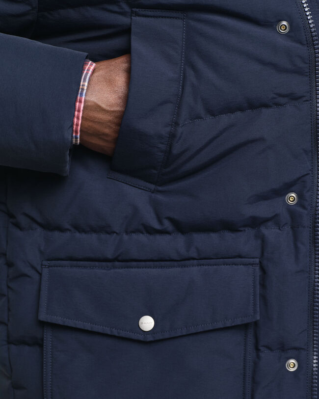 Paksu keskipitkä untuvatakki