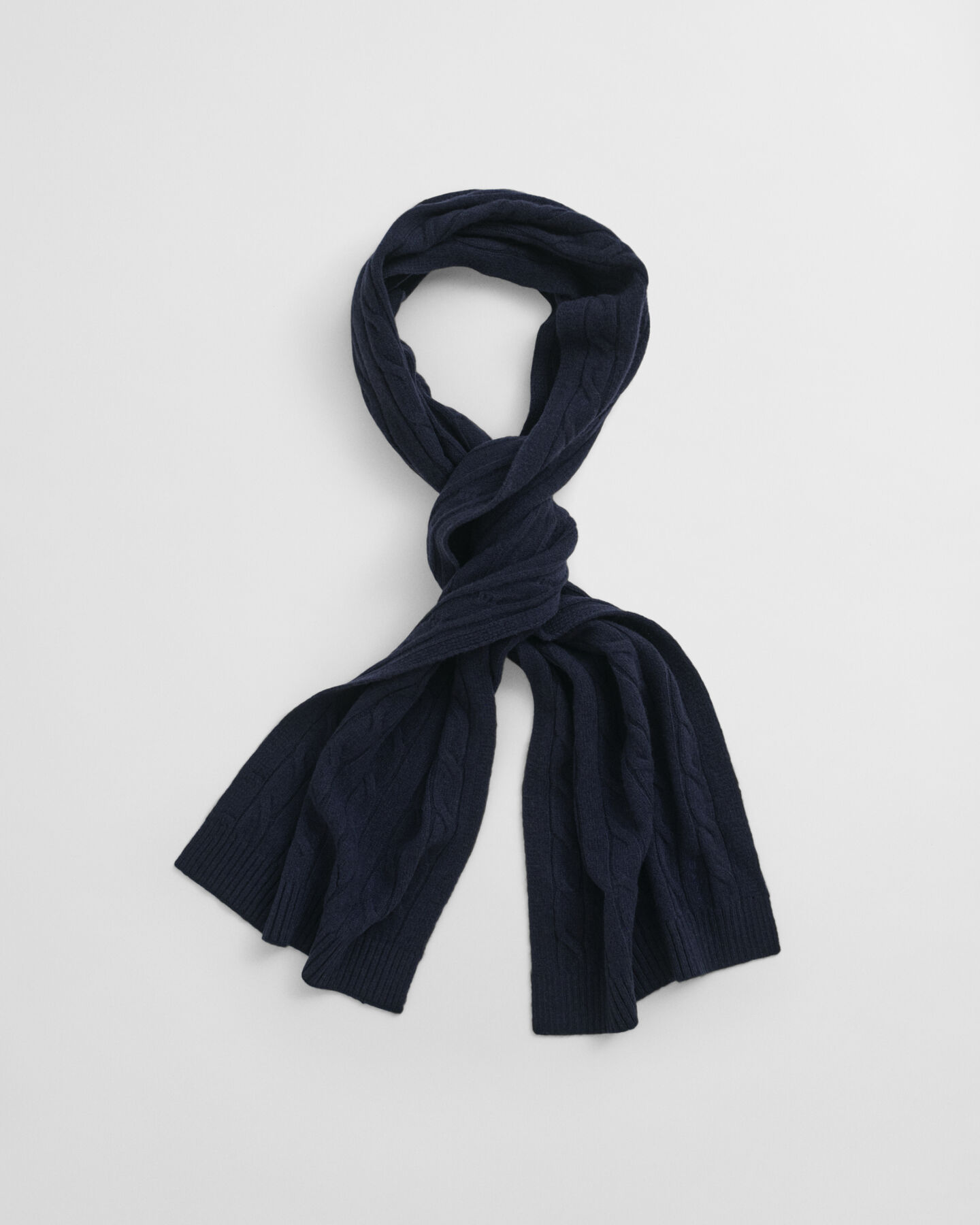 Palmikkoneulottu villahuivi