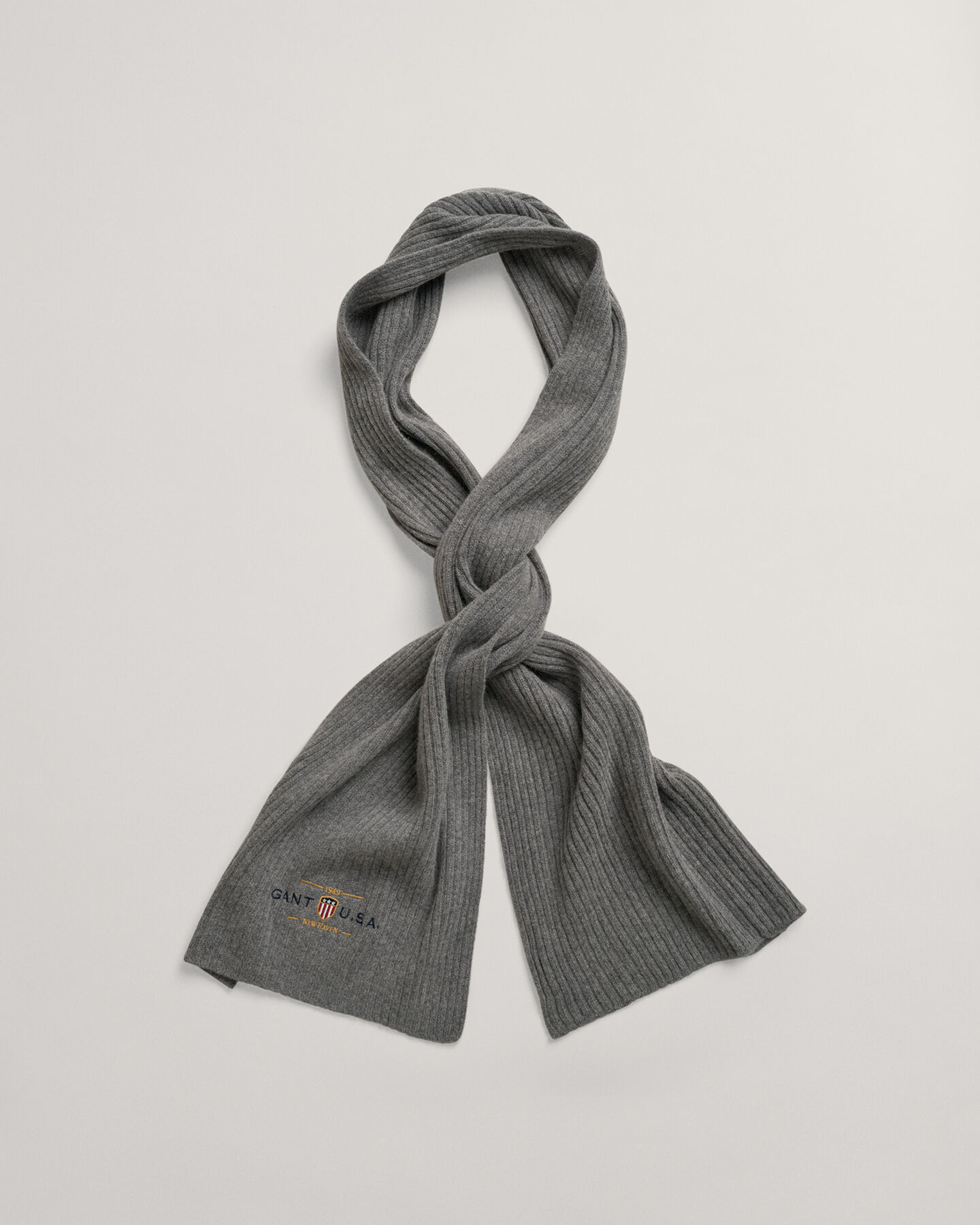 Huivi ja pipo lahjapakkauksessa