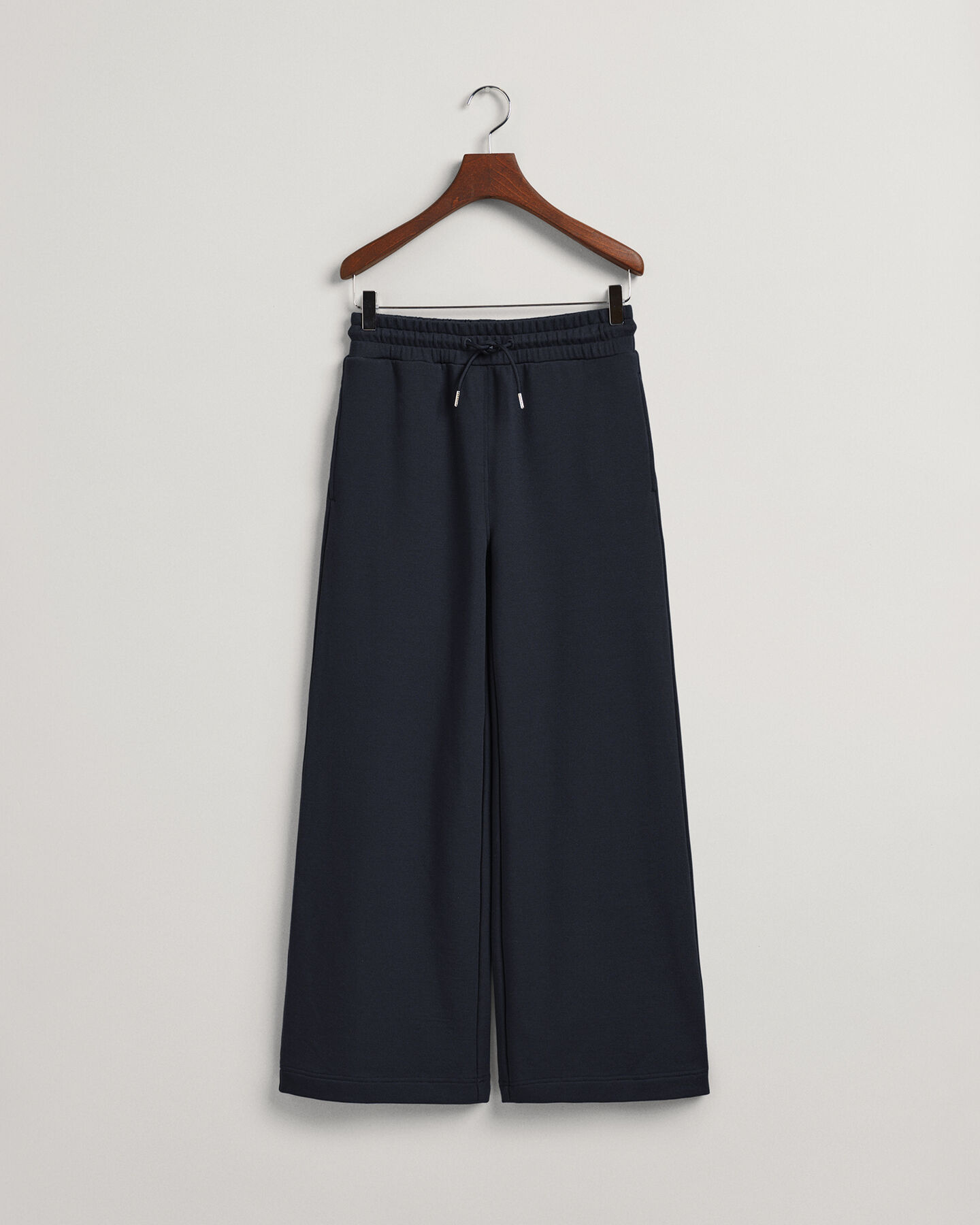 Collegehousut levenevillä lahkeilla