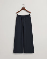 Collegehousut levenevillä lahkeilla