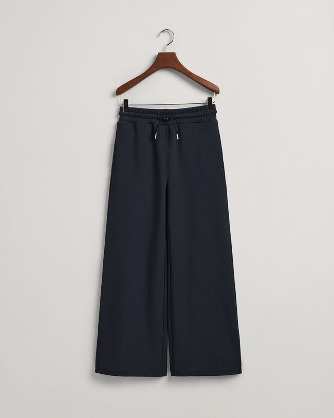 Collegehousut levenevillä lahkeilla