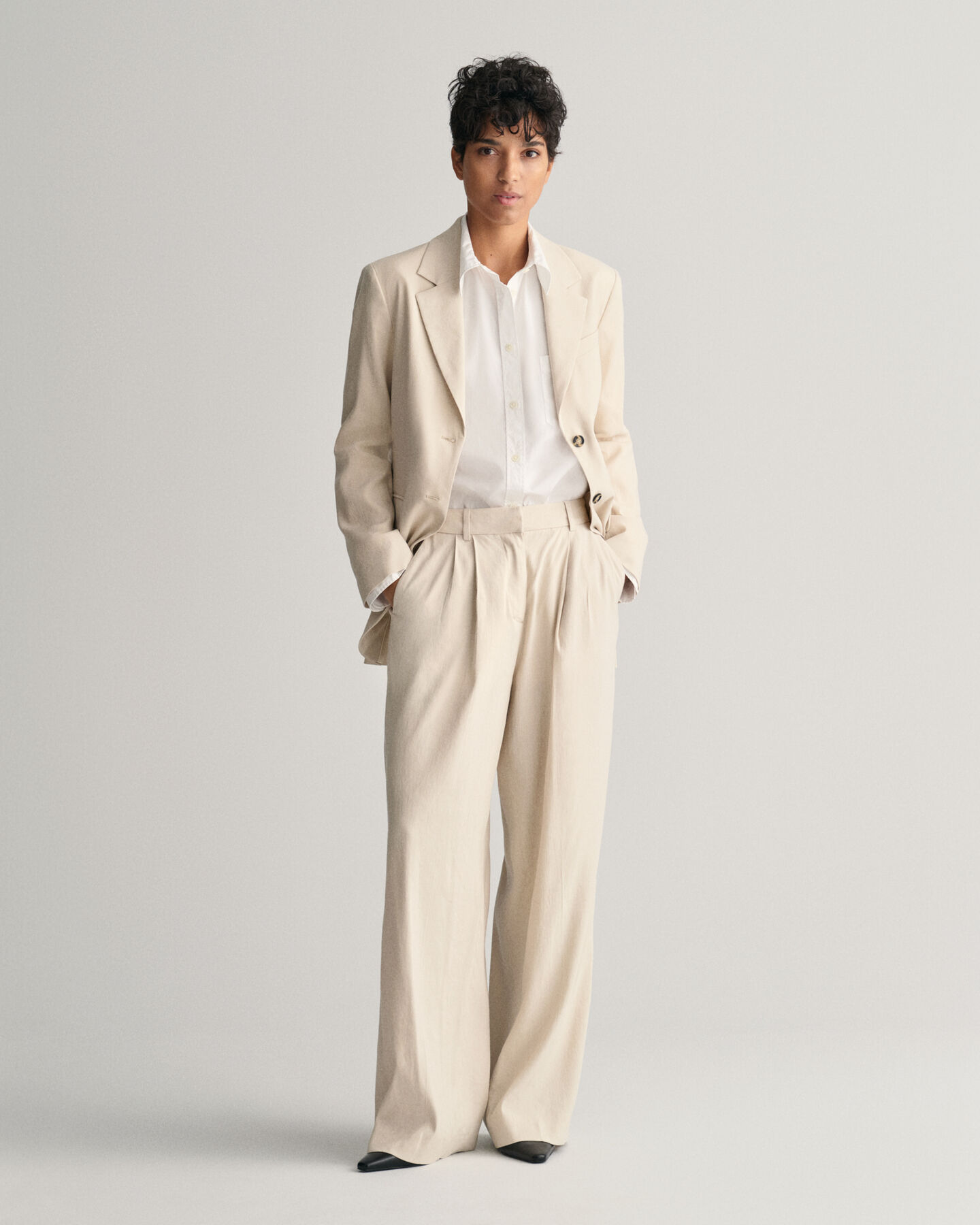 Relaxed fit ‑mitoitetut huolitellut joustopellavahousut