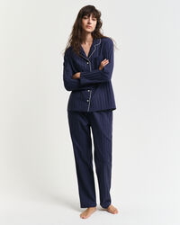 Raidallinen pyjama lahjapakkauksessa