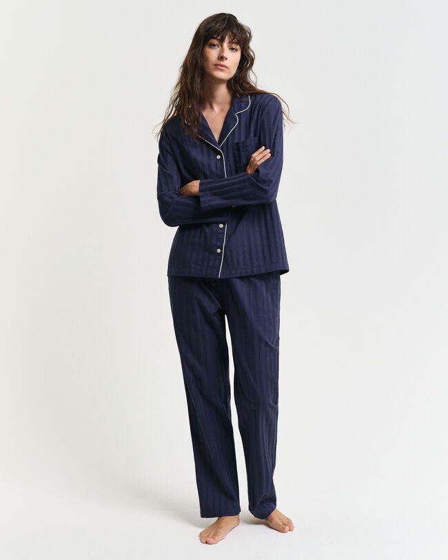 Raidallinen pyjama lahjapakkauksessa