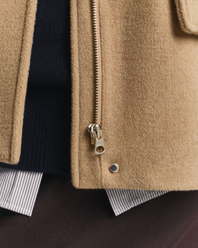 Lyhyt vetoketjullinen villakangastakki