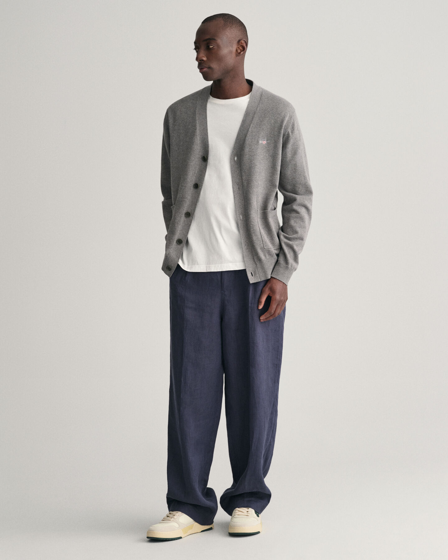 Klassinen puuvillaneuletakki v-pääntiellä