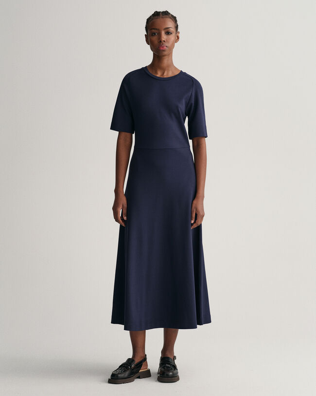 Alasp&auml;in levenev&auml; lyhythihainen mekko, jossa py&ouml;re&auml; p&auml;&auml;ntie