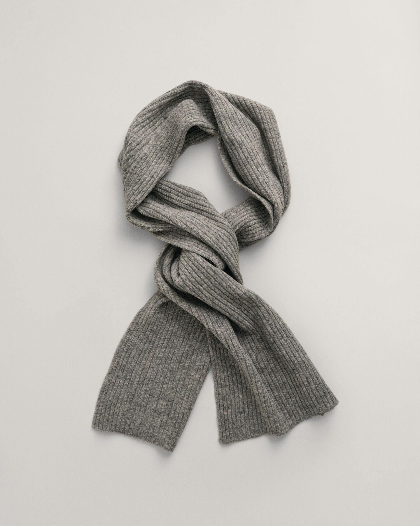 Pipo ja huivi lahjapakkauksessa