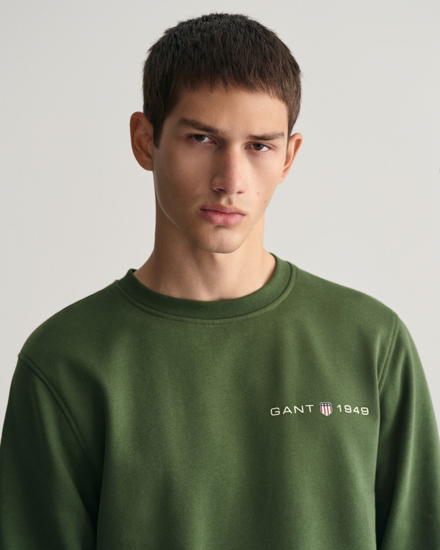 Py&ouml;re&auml;ll&auml; p&auml;&auml;ntiell&auml; ja painatuksella varustettu collegepaita