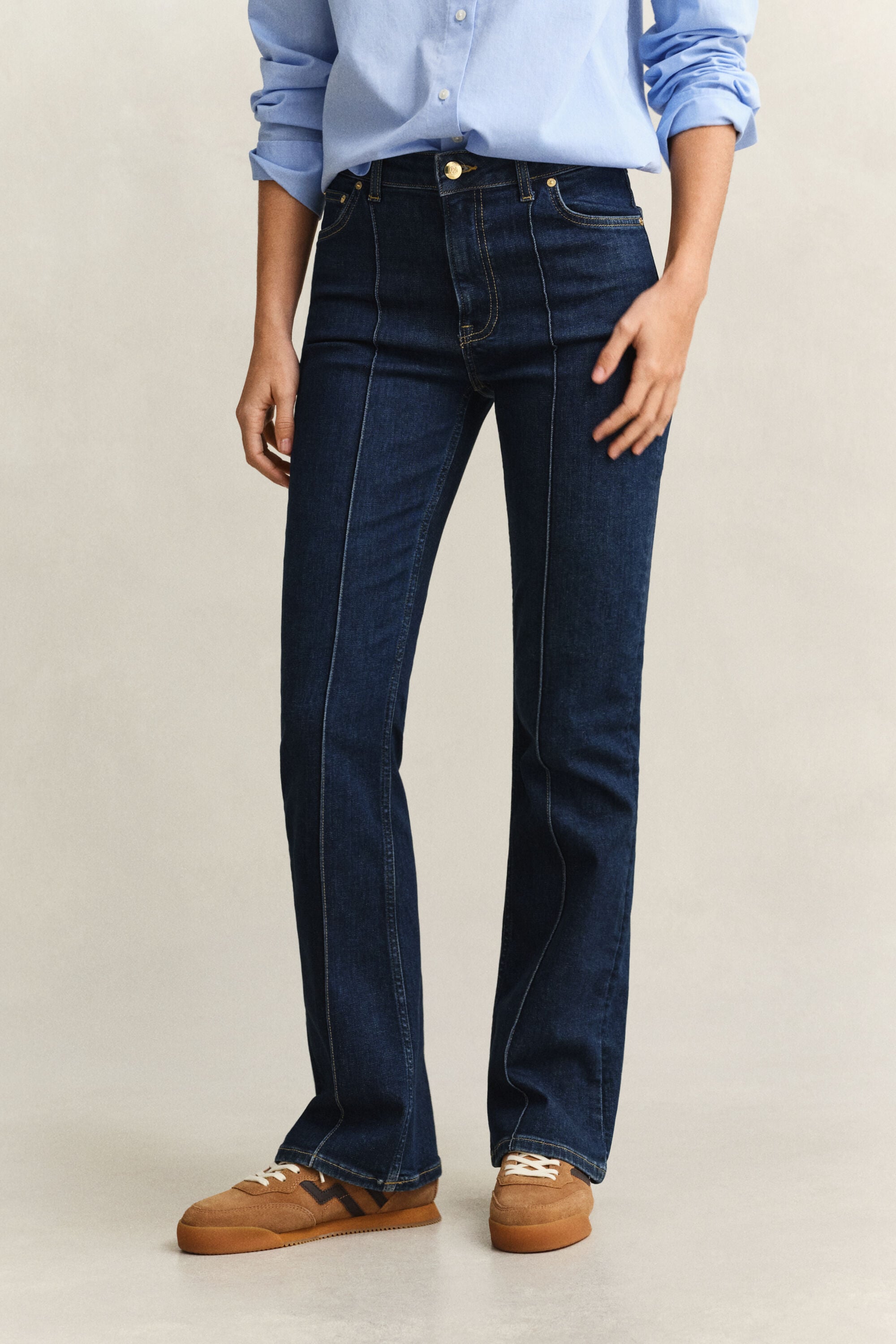 Slim fit -mitoitetut alaspäin levenevät prässifarkut