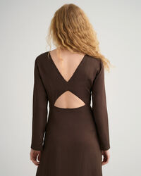 Maksimekko avoimella selkäosalla