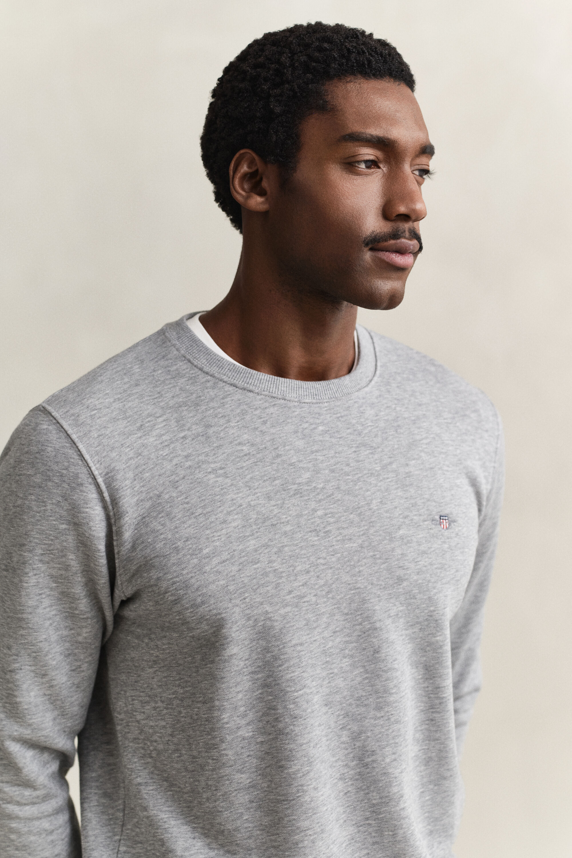 Shield-collegepaita, jossa pyöreä pääntie