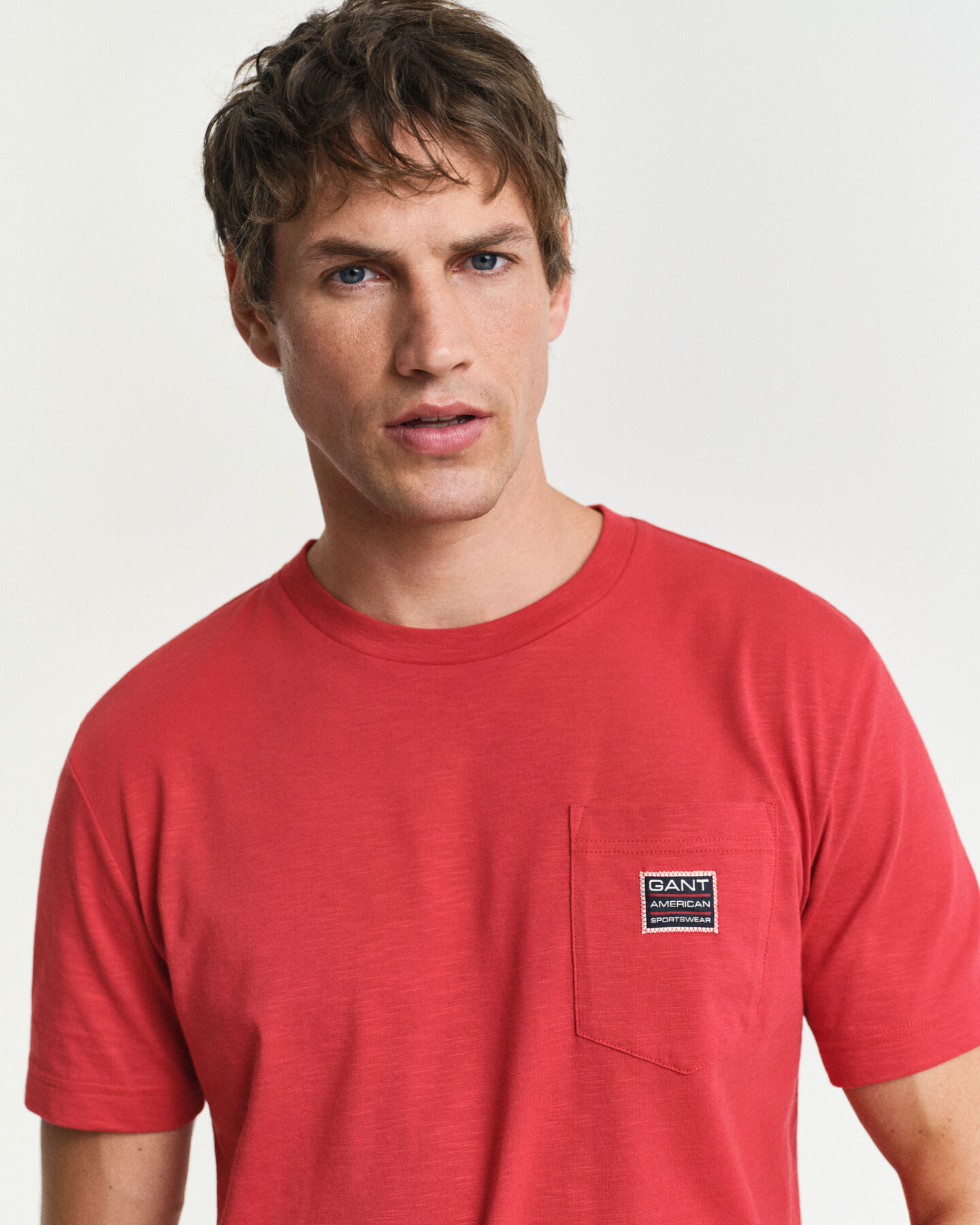 Kontrastivärinen taskullinen t‑paita