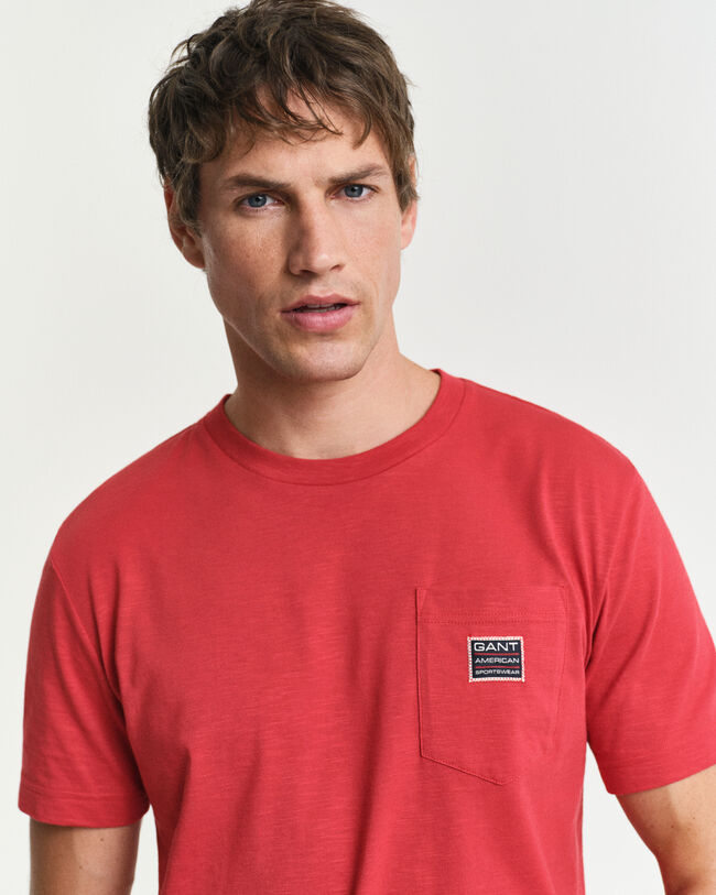 Kontrastivärinen taskullinen t‑paita