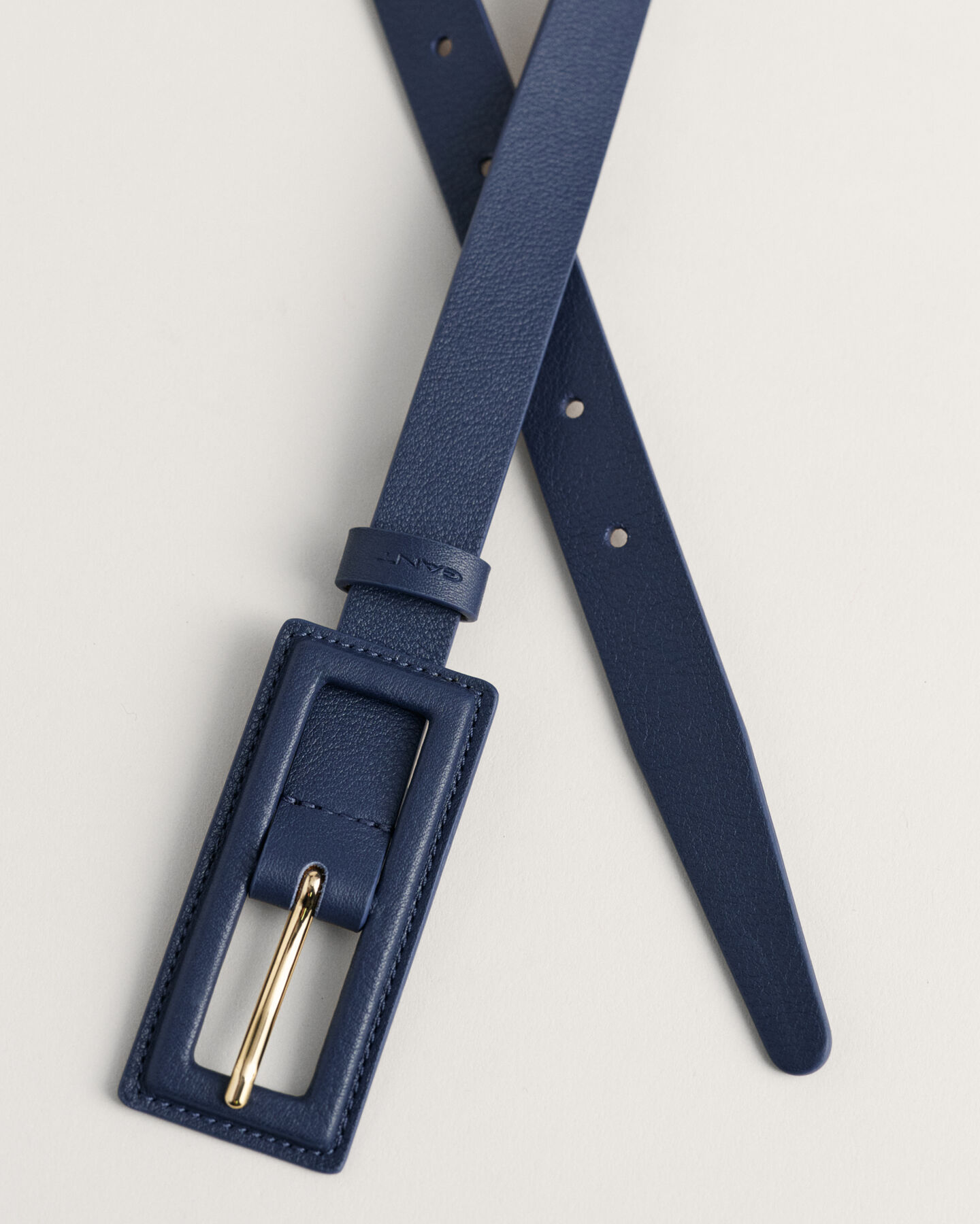 P&auml;&auml;llystetyll&auml; soljella varustettu kapea nahkavy&ouml;