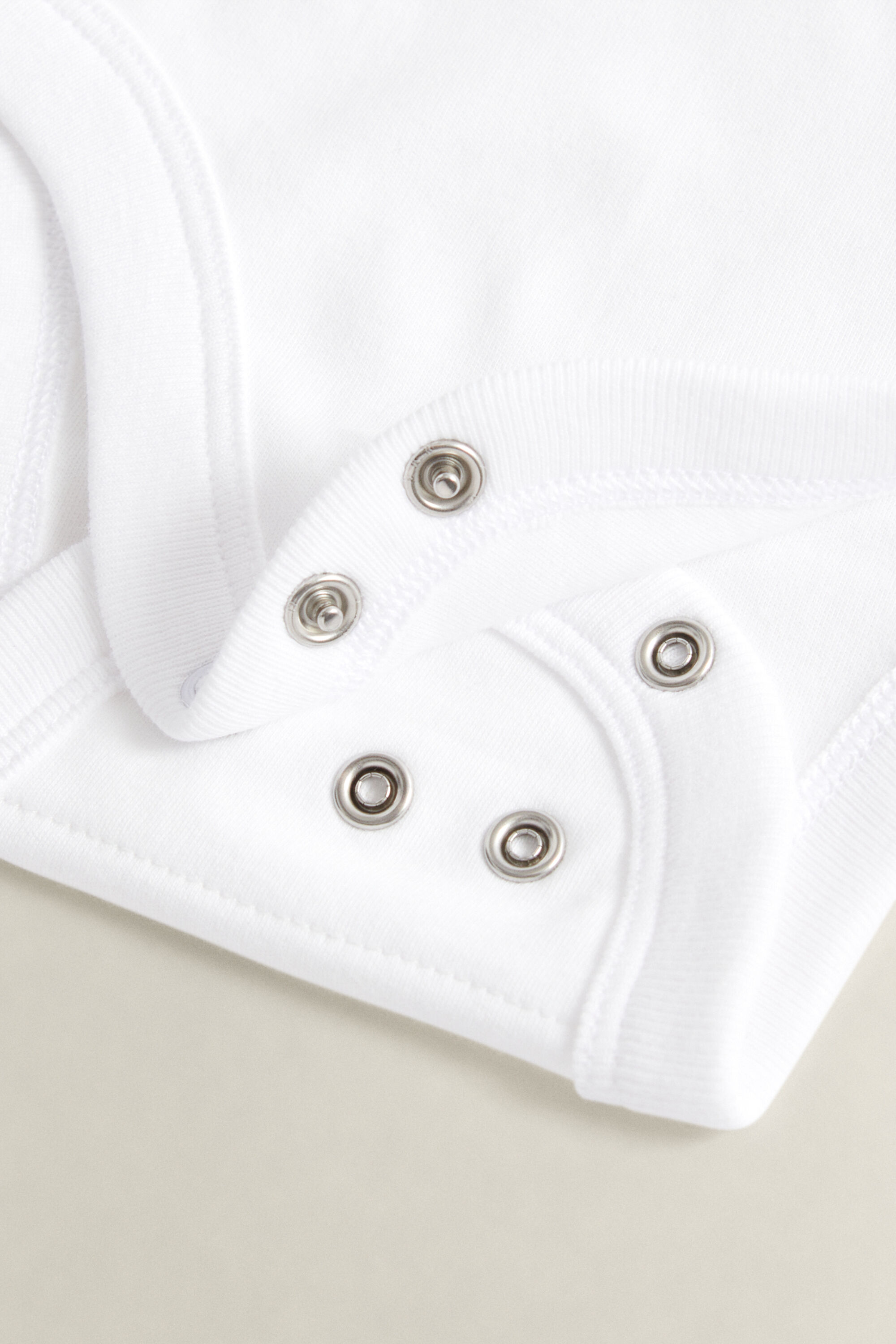 Baby-malliston potkupuku ja myssy