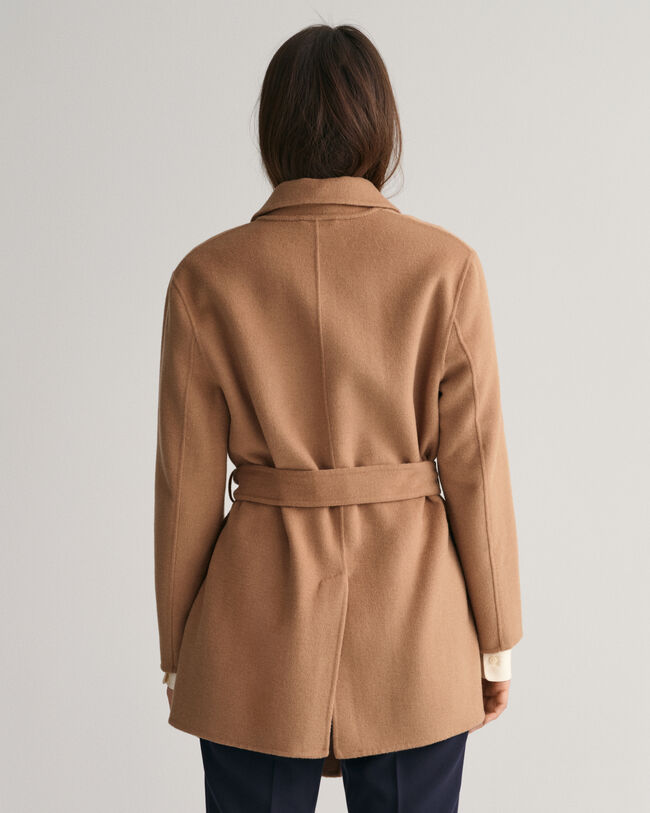 Käsin tikattu bleiseri vyöllä