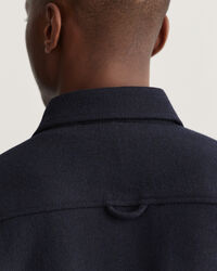 Villasekoitteesta valmistettu päällyspaita