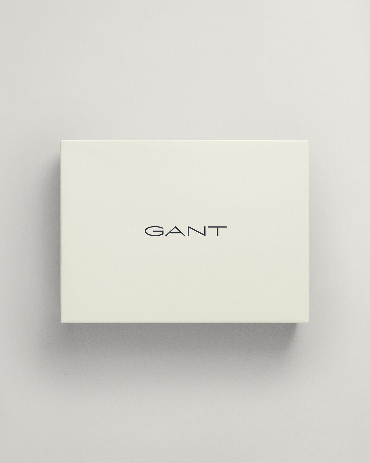 Shield-pipo ja -huivi lahjapakkauksessa