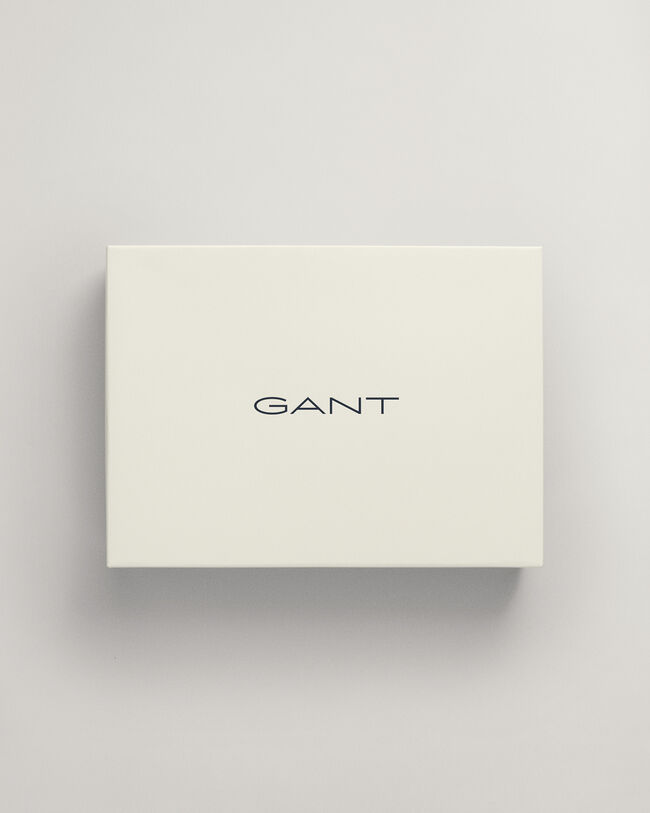 Shield-pipo ja -huivi lahjapakkauksessa