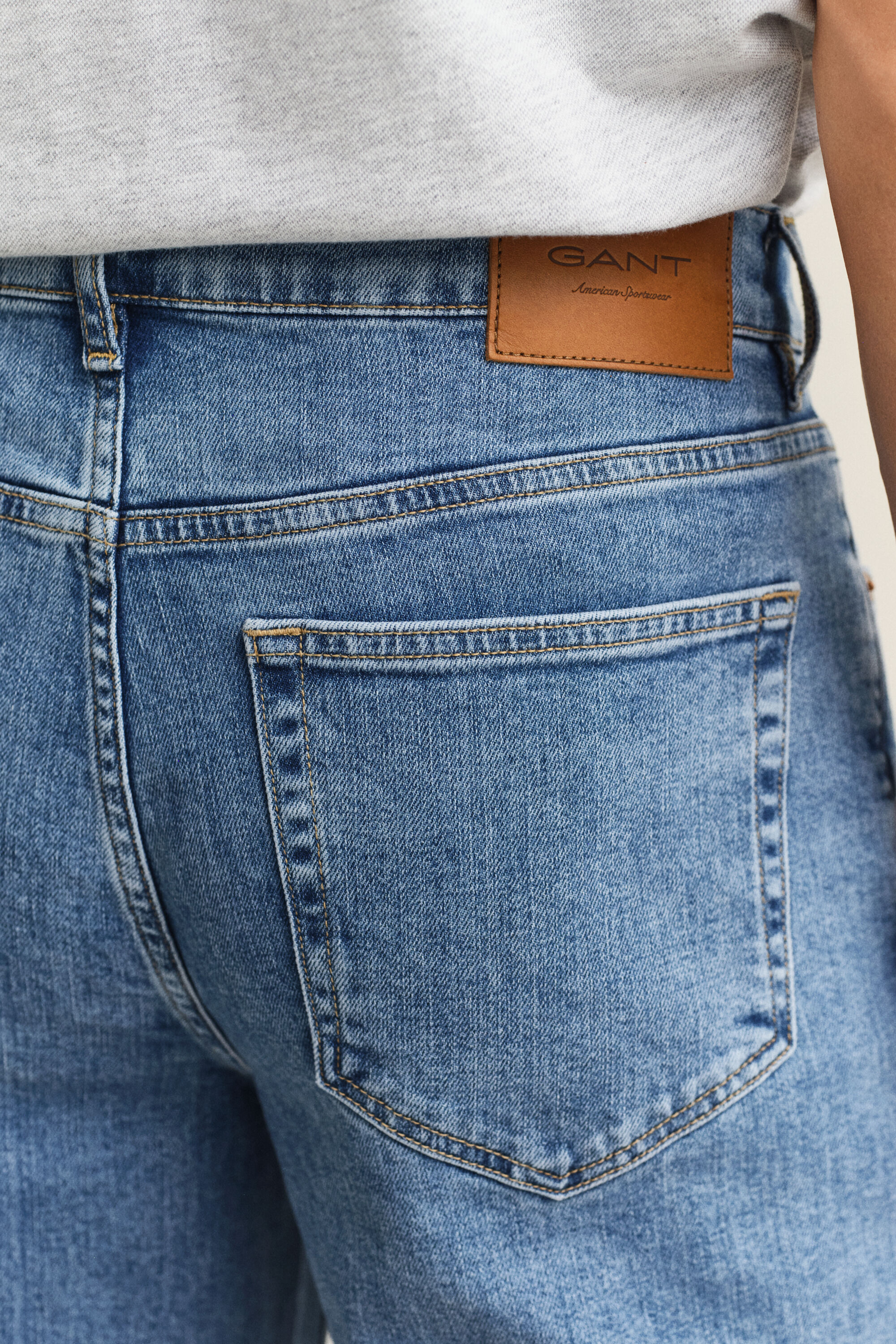 Regular fit ‑mitoitetut Clean Wash ‑farkut