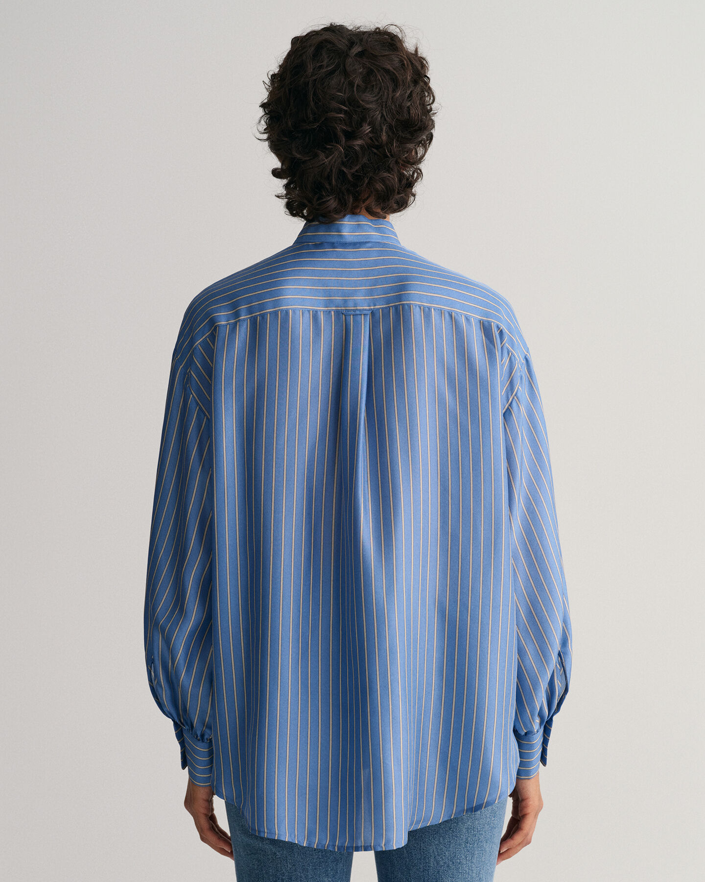 Raidallinen silkkipusero rusettikauluksella