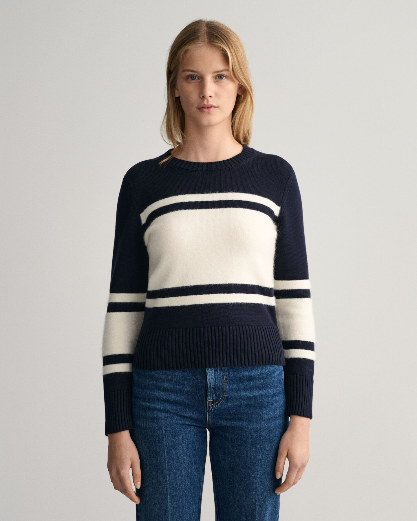 Leve&auml;raitainen neulepusero, py&ouml;re&auml; p&auml;&auml;ntie