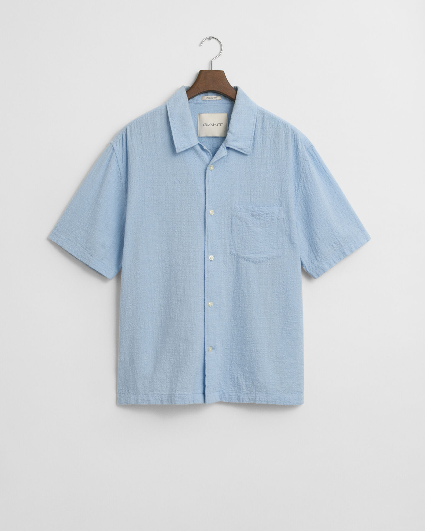 Väljästi mitoitettu lyhythihainen kohopintainen paita