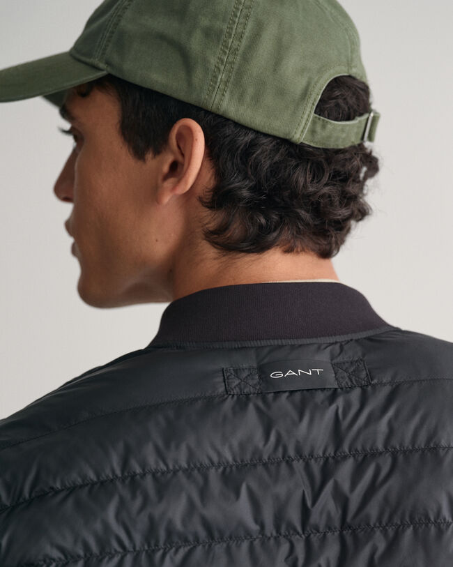 Pilottimallinen kevyttoppatakki