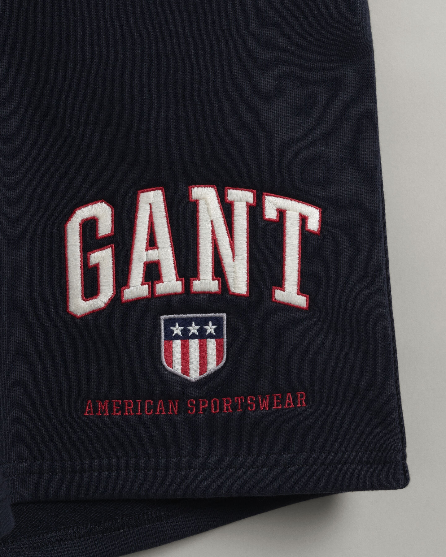 Retro Shield ‑collegeshortsit