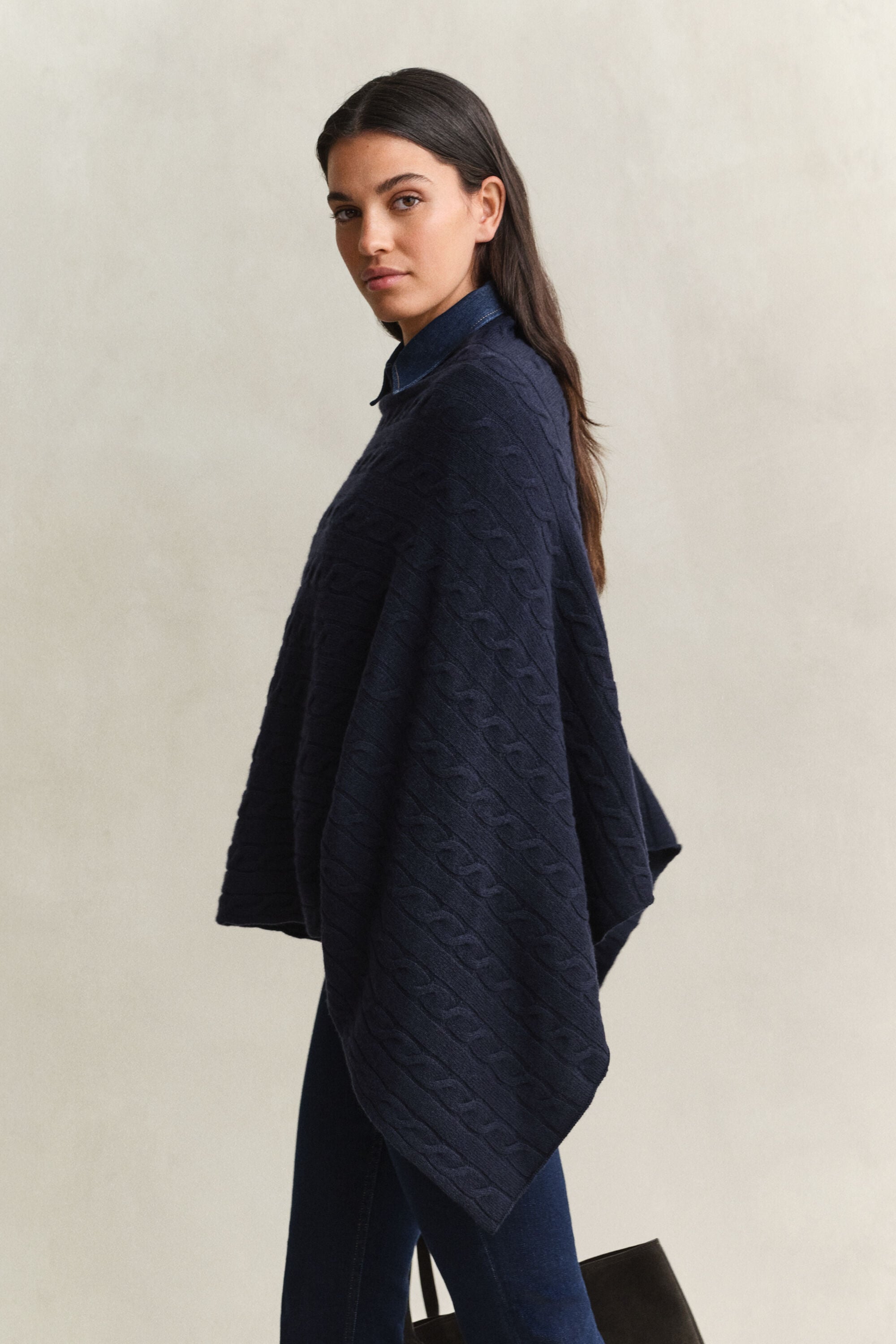 Villainen palmikkoneuleponcho