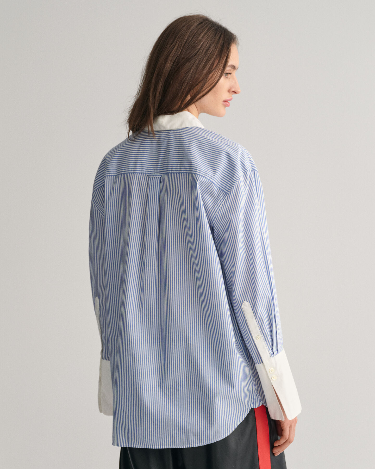 Relaxed&nbsp;fit ‑mitoitettu Contrast Collar ‑raitapaita