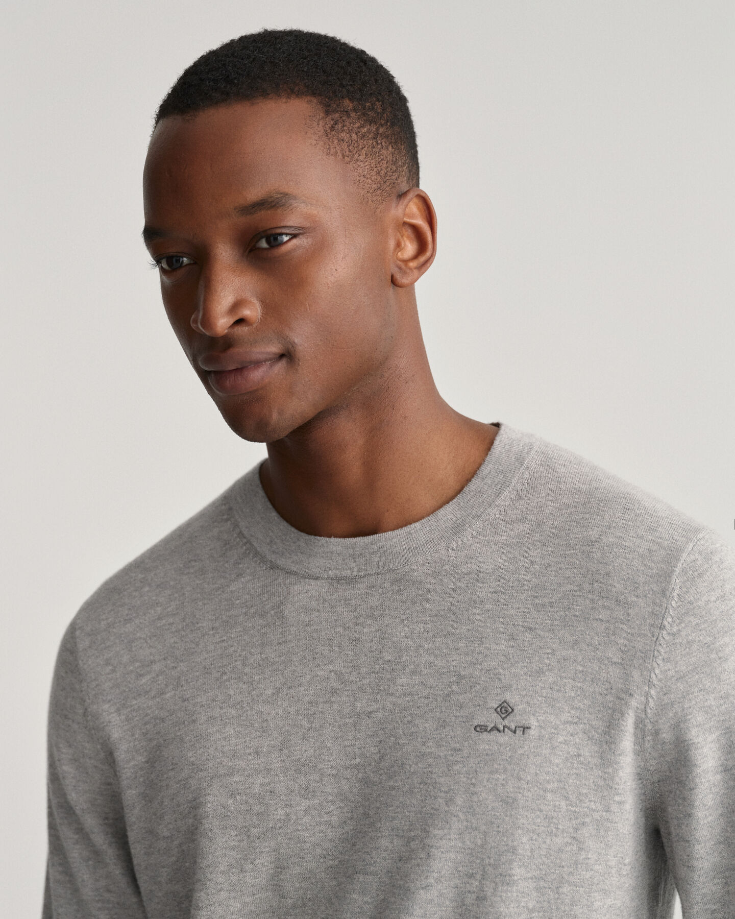 Neulepusero puuvillan ja ka&scaron;mirin sekoitteesta, py&ouml;re&auml; p&auml;&auml;ntie