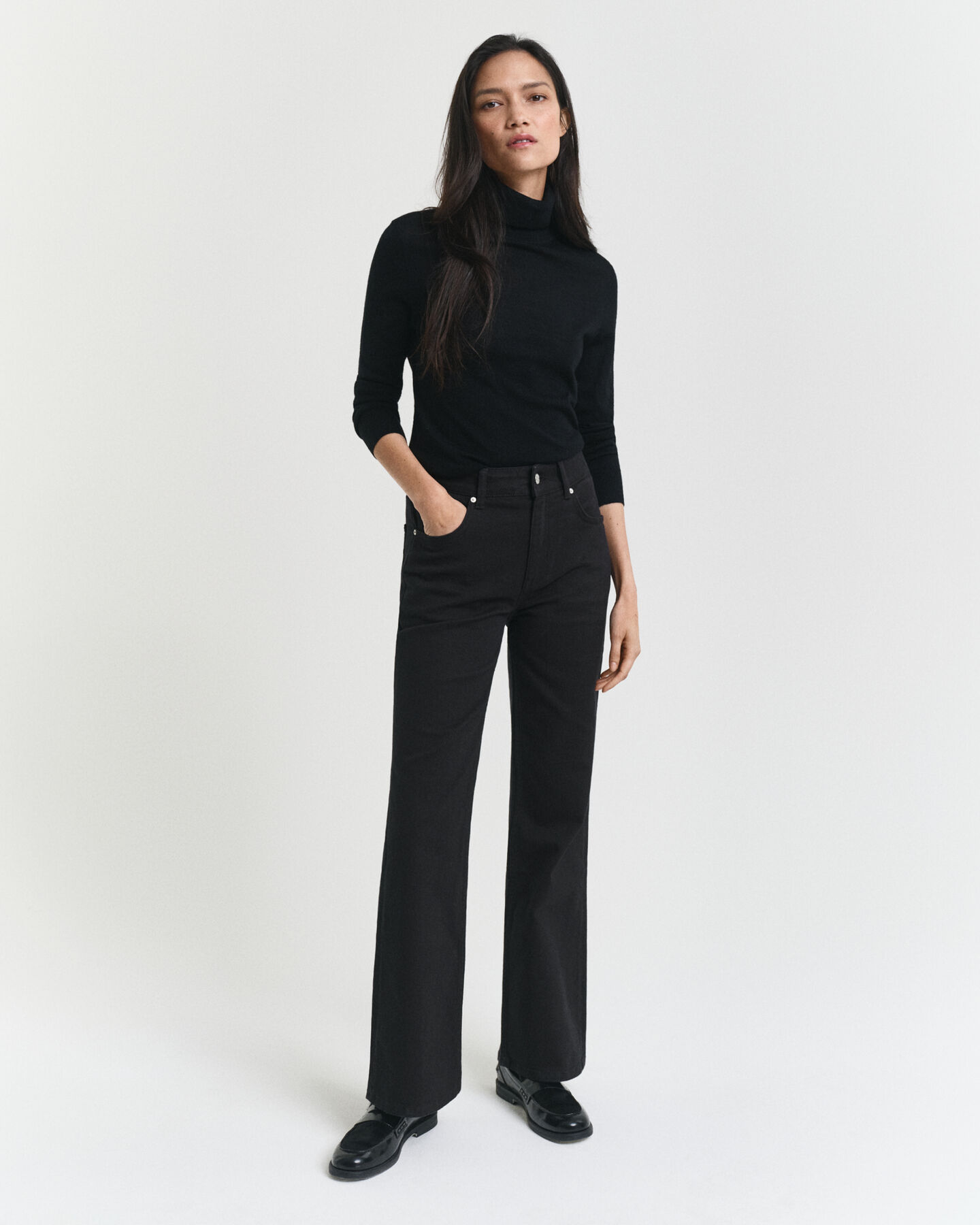 Slim fit ‑mitoitetut alaspäin levenevät mustat farkut