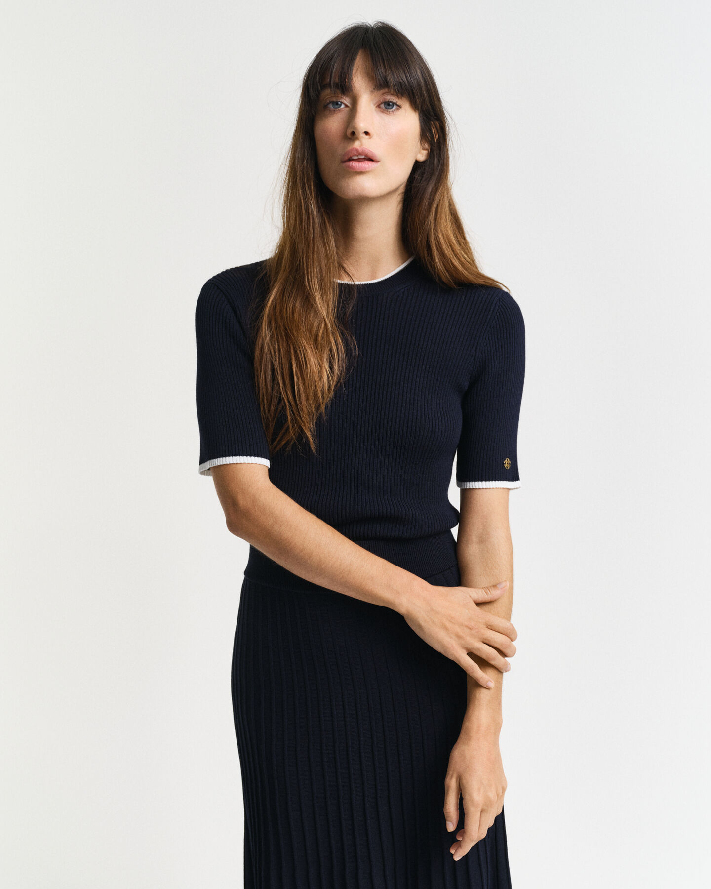 Lyhythihainen kontrastivärinen joustinneulepusero, pyöreä pääntie