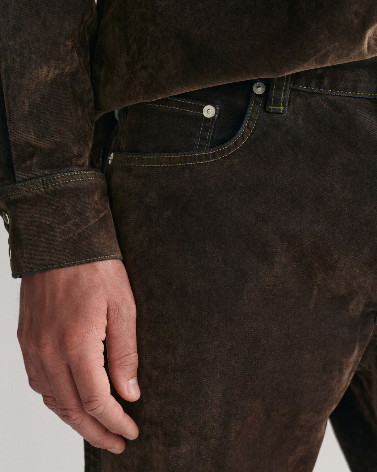 Relaxed&nbsp;fit ‑mitoitetut samettifarkut