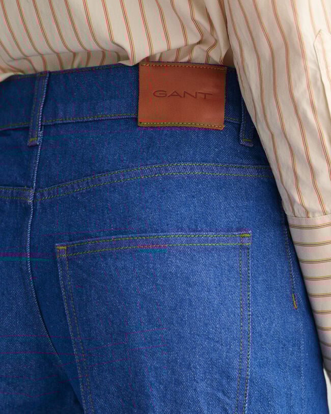 Leveälahkeiset kirkkaansiniset farkut