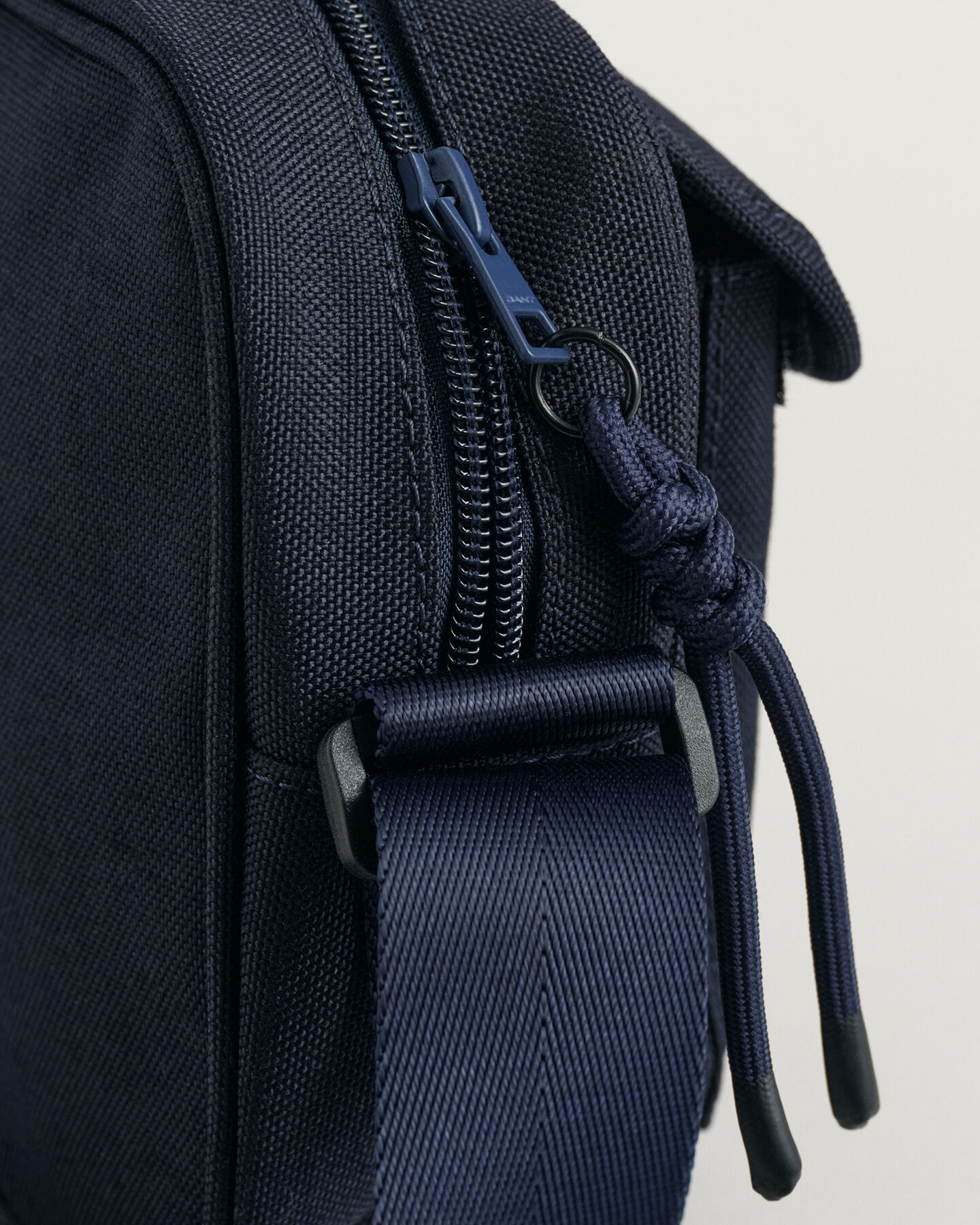 Teens‑malliston Contrast Shield ‑laukku