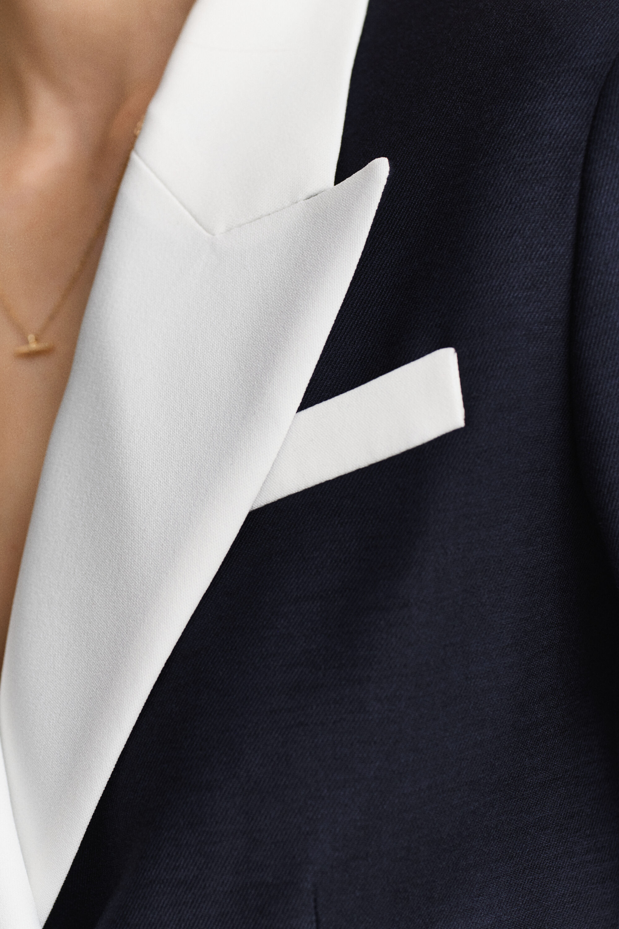 Kontrastivärinen klubitakki