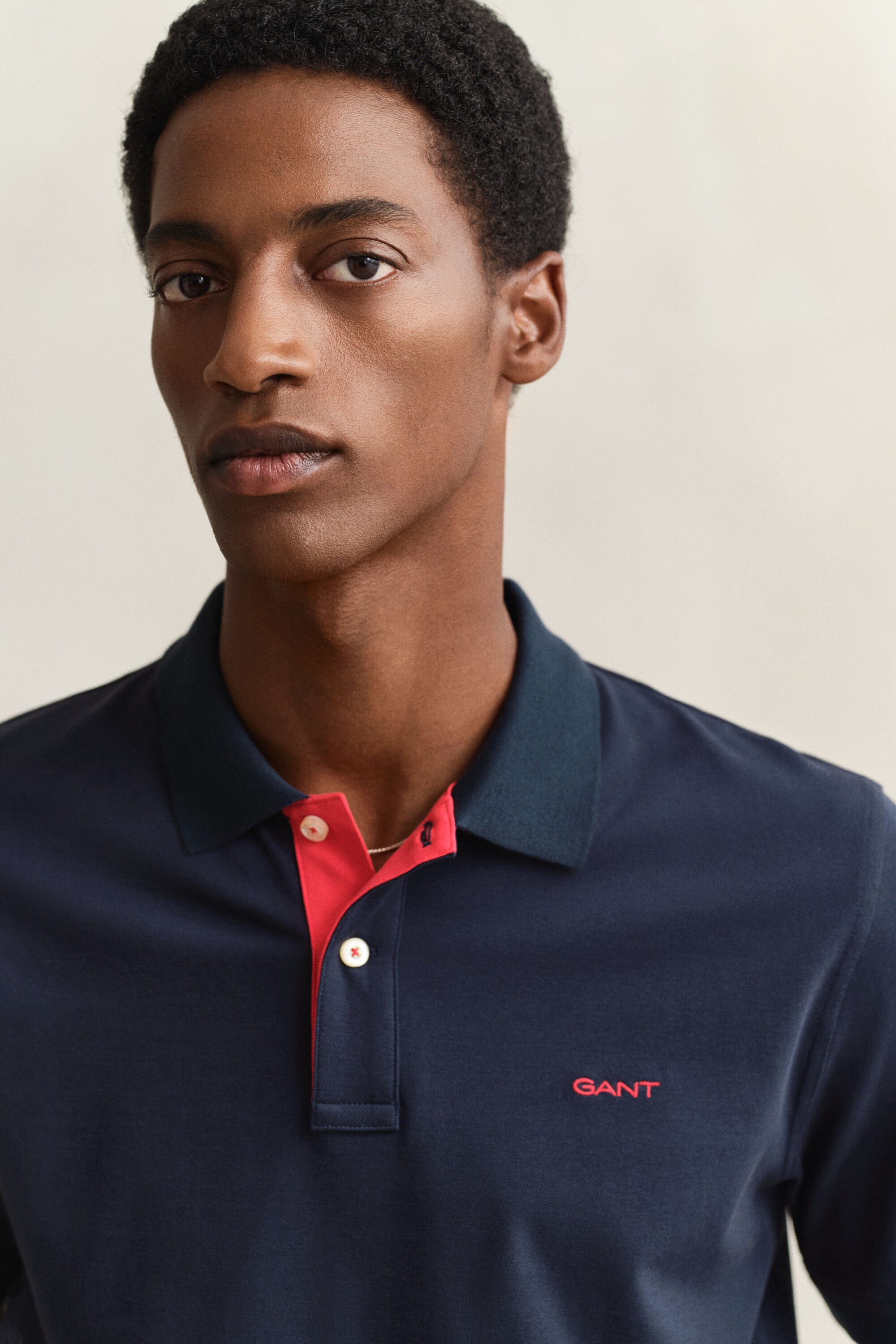 Kontrastivärinen pikeepaita