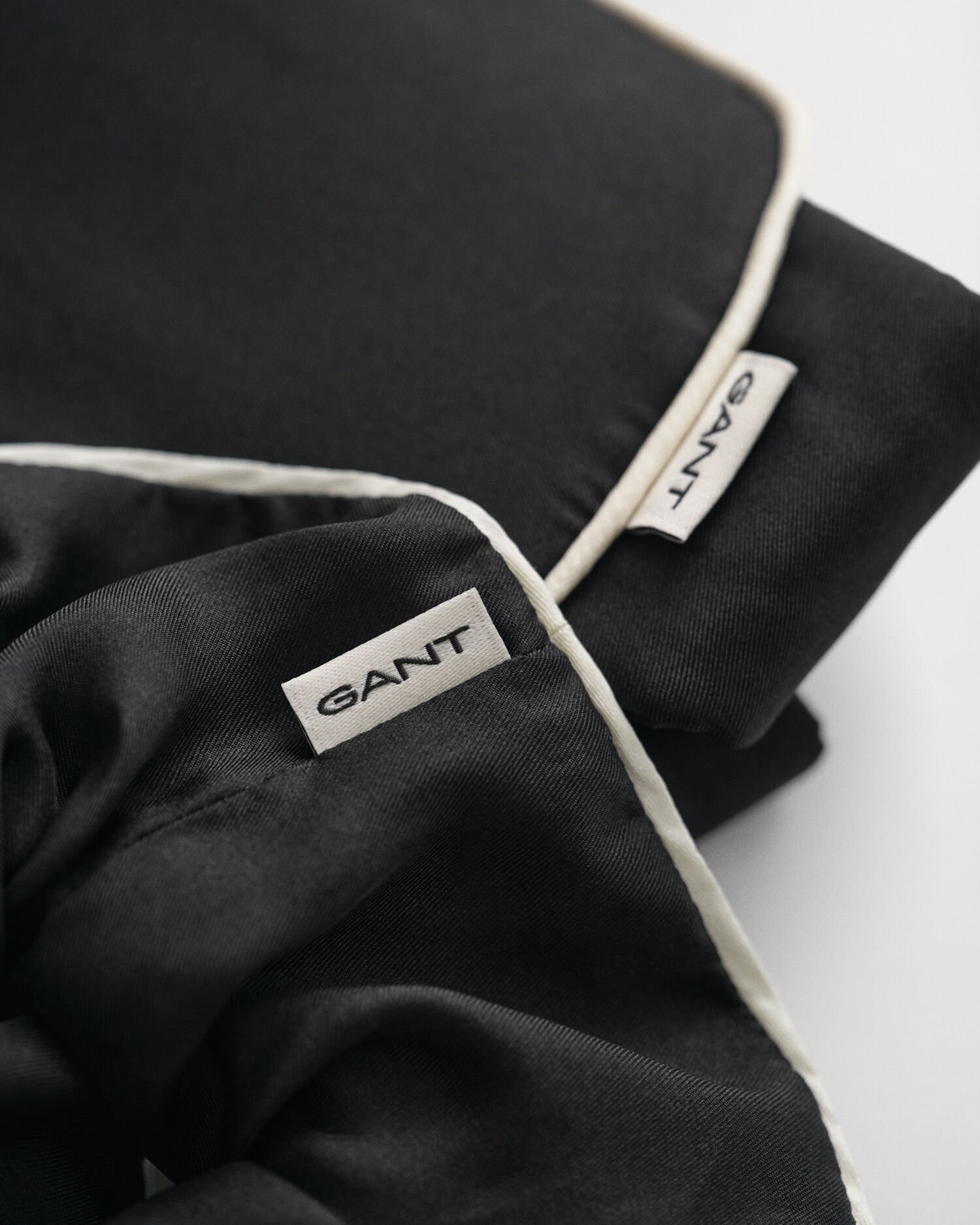 Silkkinen uninaamio ja hiusdonitsi lahjapakkauksessa