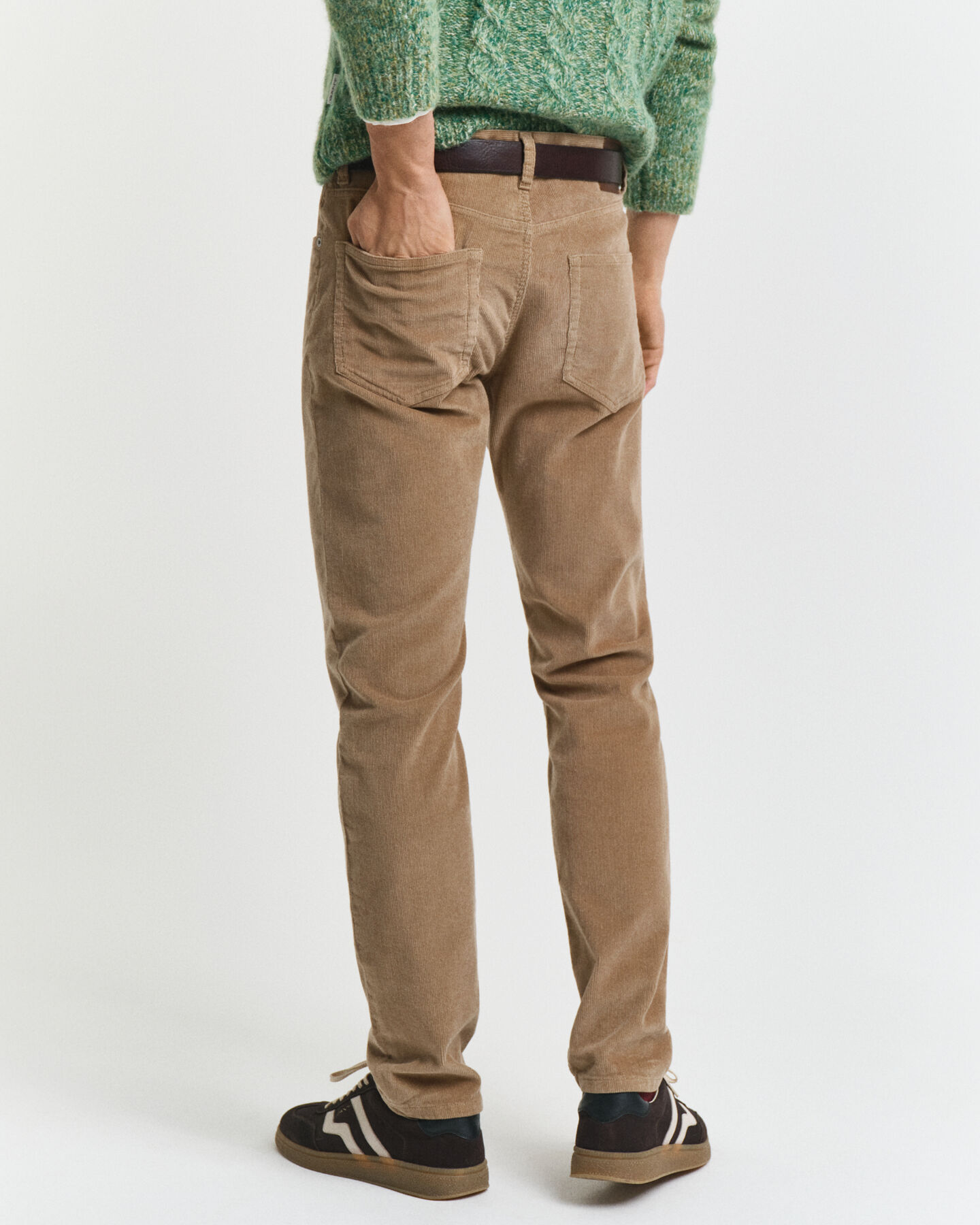 Slim fit ‑mitoitetut vakosamettifarkut