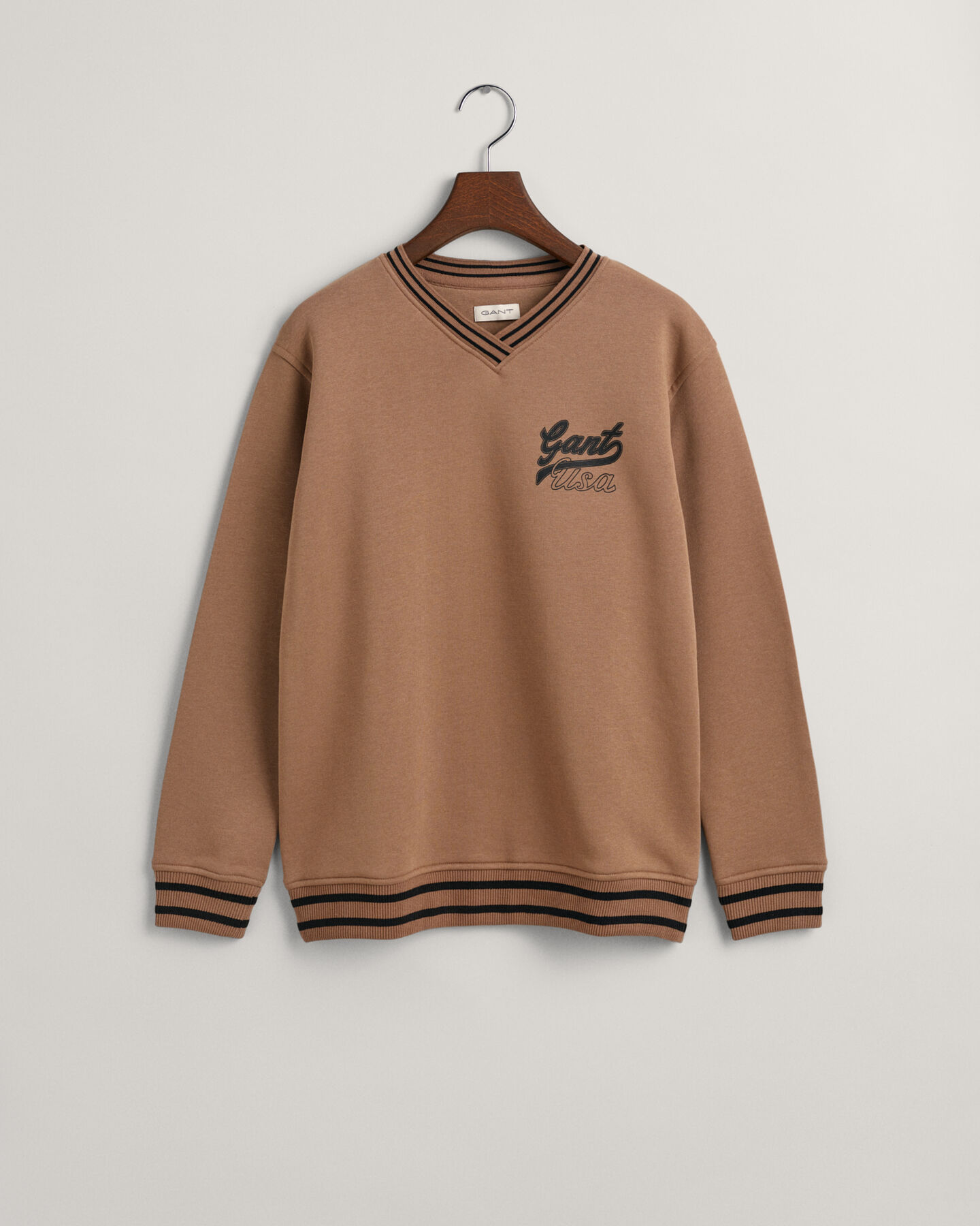 Teen Girls -malliston GANT USA -collegepaita, jossa v-p&auml;&auml;ntie