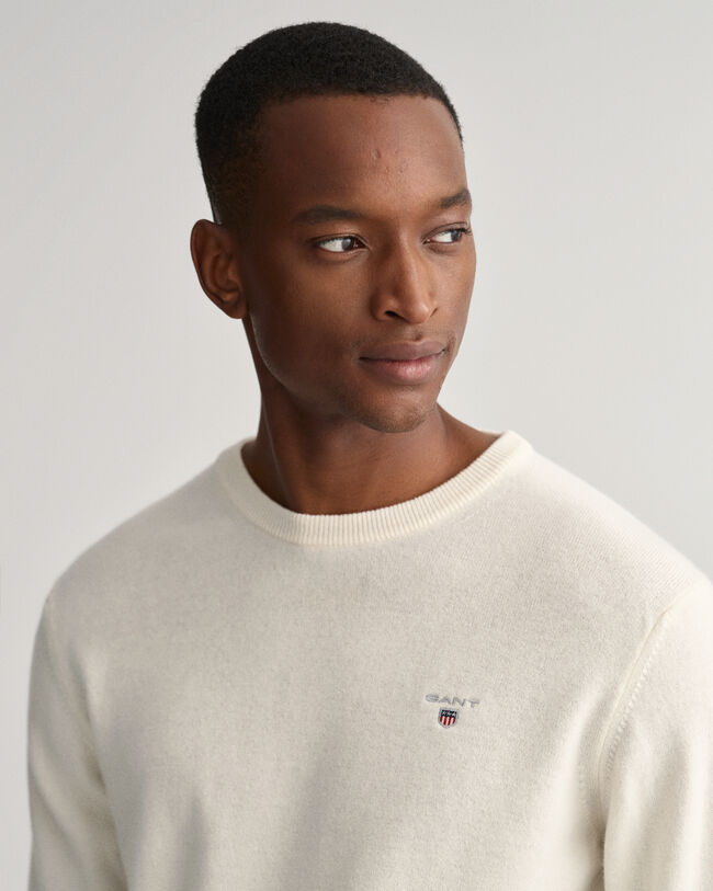 Neulepusero eritt&auml;in hienoa lampaanvillaa, py&ouml;re&auml; p&auml;&auml;ntie