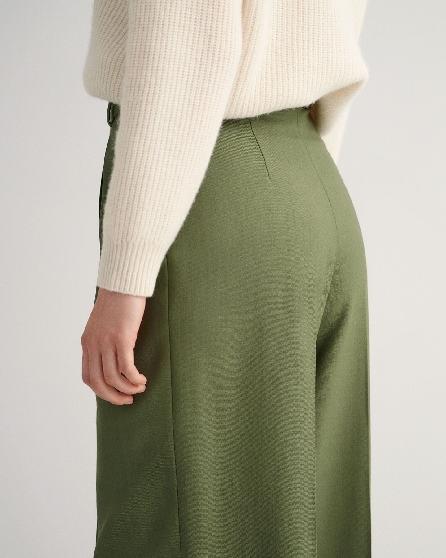 Korkeavy&ouml;t&auml;r&ouml;iset leve&auml;lahkeiset laskoshousut